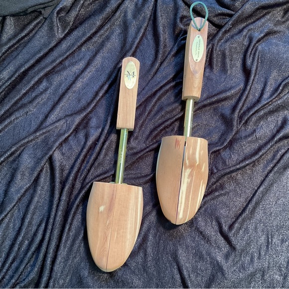 Cedar Wooden Shoe Trees are not a set but, are same size. - Picture 2 of 4